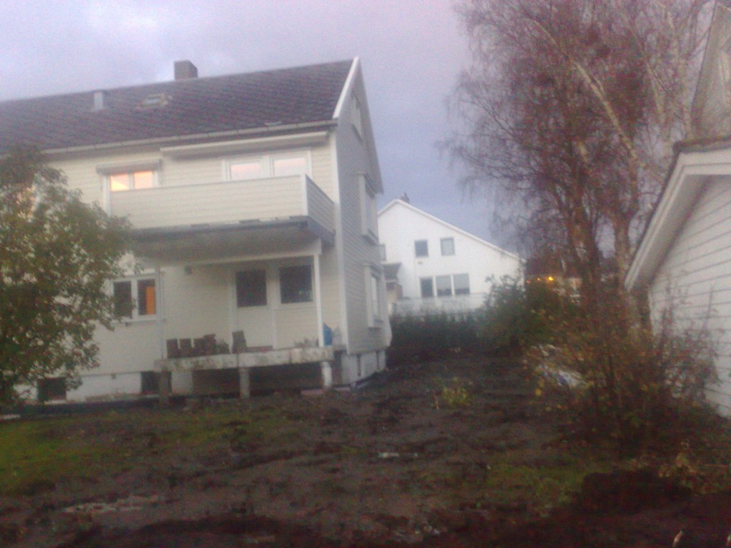 hagen og forsiden på et hus