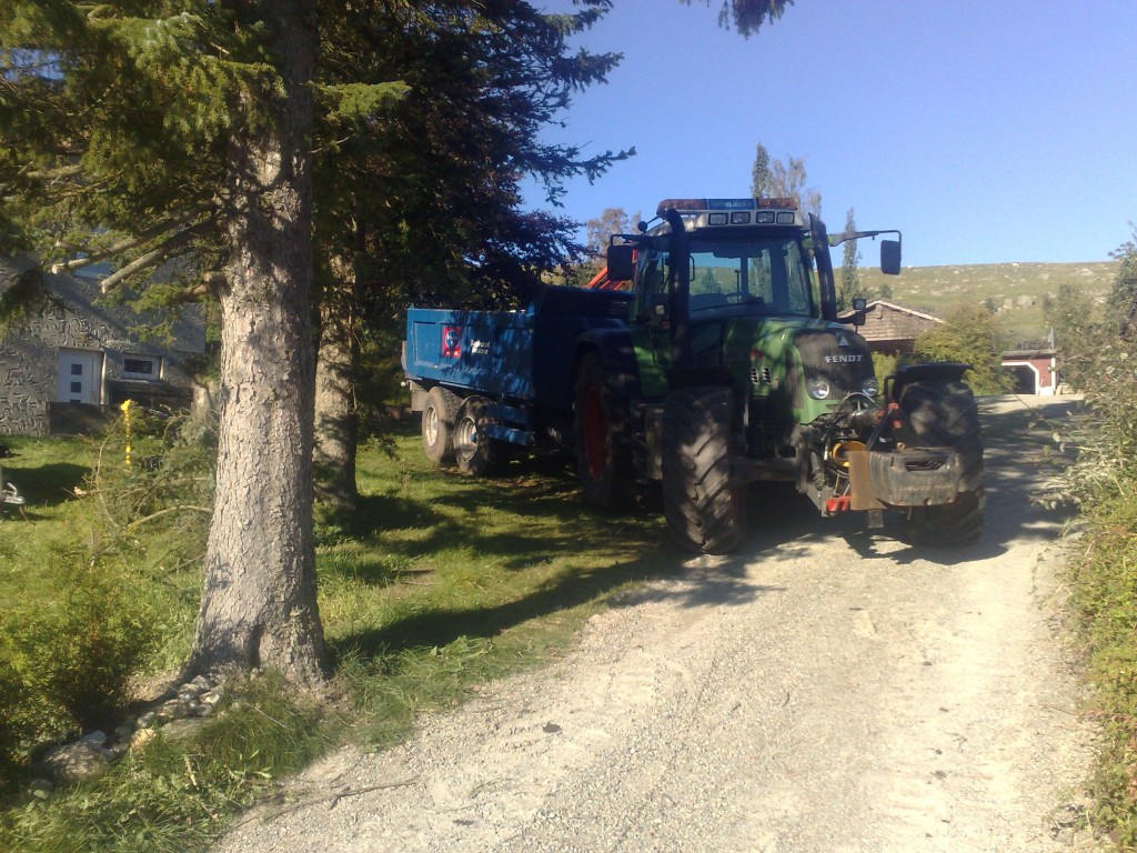 traktor på grusvei