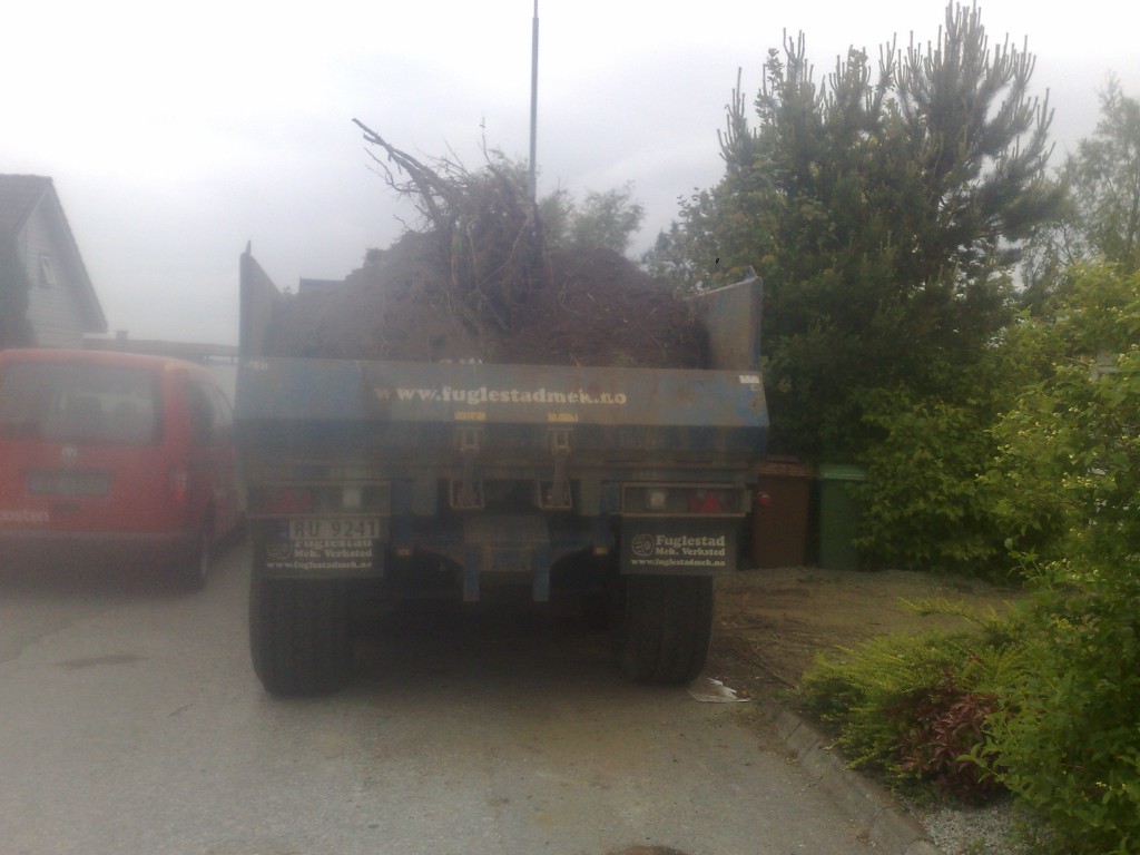 lastebil full av jord og busker