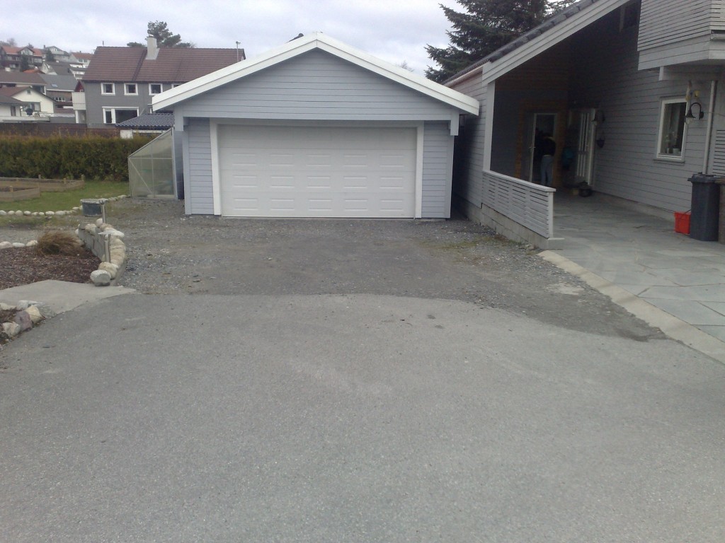 innkjørsel til garasje med grus