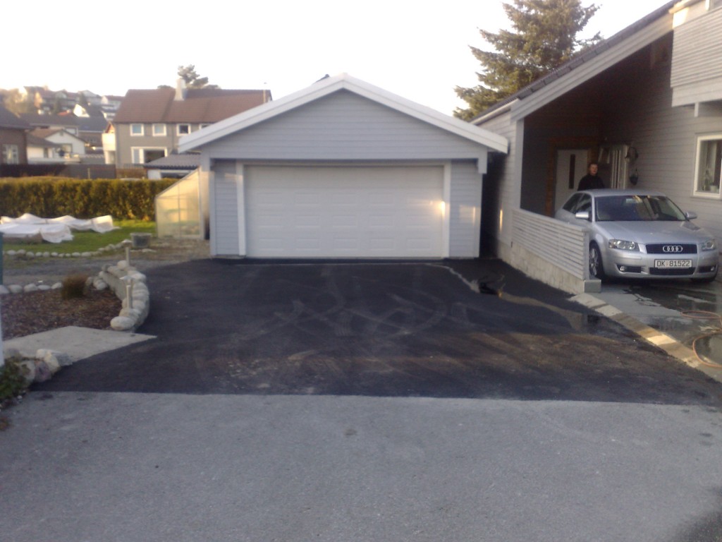 innkjørsel med garasje ferdig asfaltert