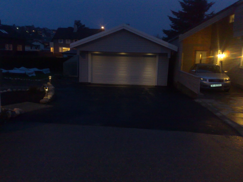 ferdig innkjørsel på kveldstid