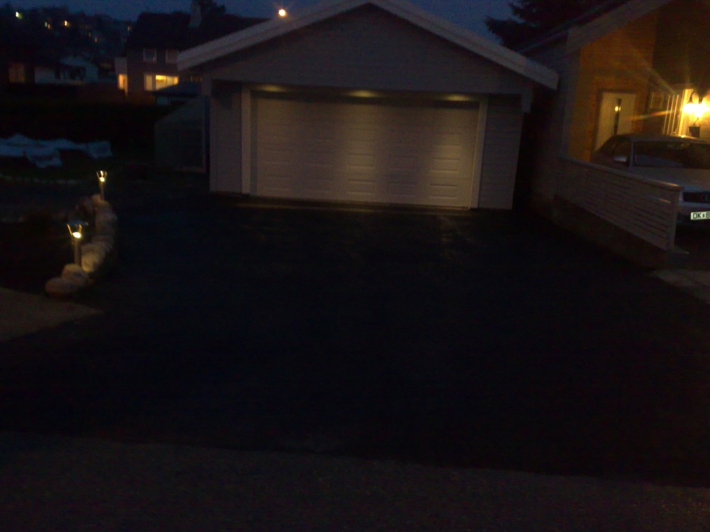 ferdig innkjørsel på kveldstid