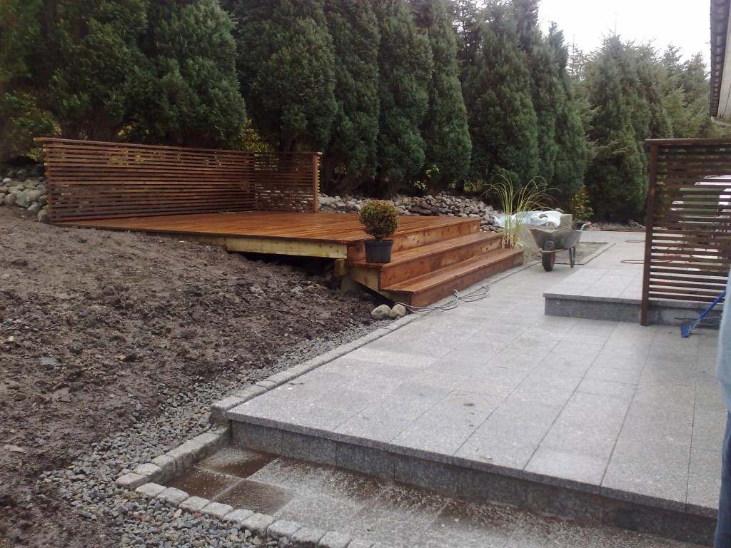 bakgård med platting