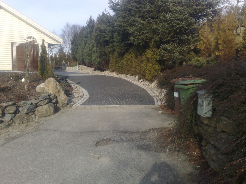 innkjørsel med brodstein