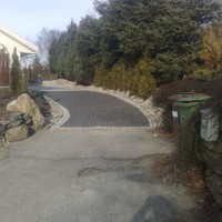 ferdiglagt oppkjørsel med sement og brosten