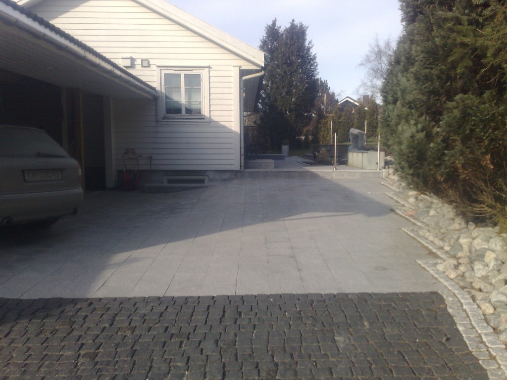 innkjørsel ferdig lagt med brostein og betong