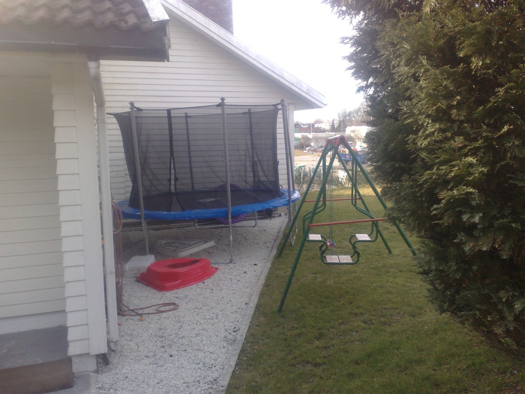 hagen med trampoline