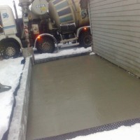 ny betong lagt i oppkjørselen